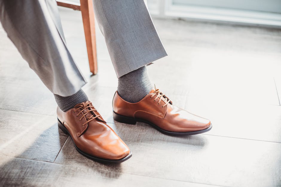 Mężczyzna ma zadbane, błyszczące eleganckie buty